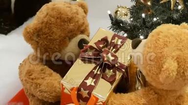 有趣的棕色移动泰迪熊，手里拿着一个盒子，爪子里有礼物。 商场的圣诞装饰品